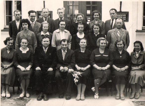 skolotāju kolektīvs 1961.gadā